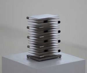 Martin Willing: Block, 16 mal zweiachsig geschichtet, 2008, 5 Exemplare und 2 K&uuml;nstlerexemplare, Titan, gelasert, gebogen, vorgespannt, auf justierbarer Titanplatte, H 20 cm, Grundplatte 14x10 cm